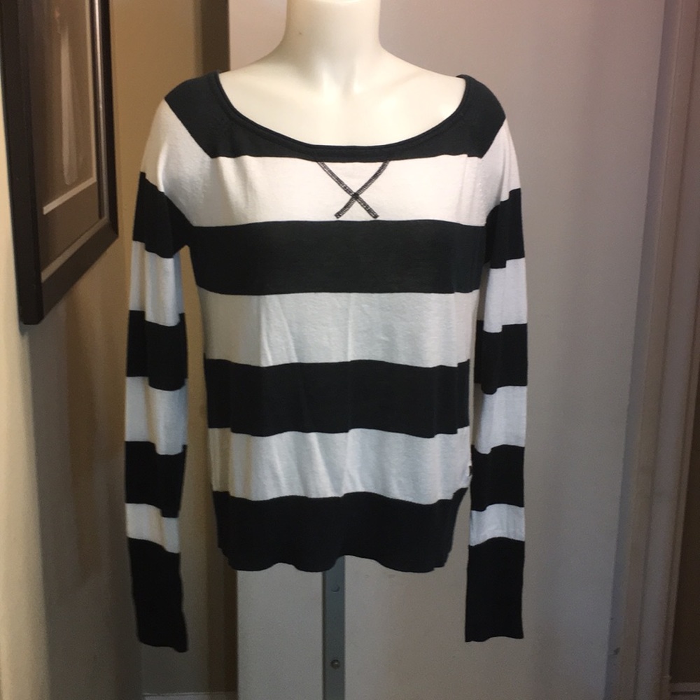 Like new sweater by Hurley - Picture 5 of 8